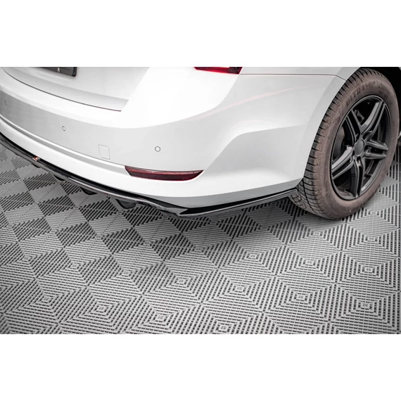 Központi Hátsó Splitter (with vertical bars) Skoda Octavia Mk4